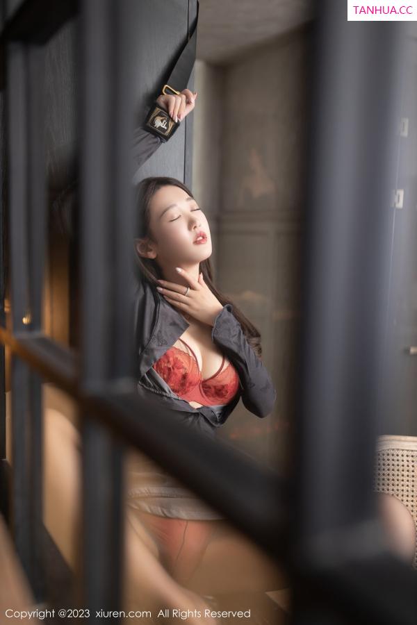 唐安琪  [XiuRen]高清写真图 2023.08.28 No.7298 唐安琪 短裙美腿第22张图片